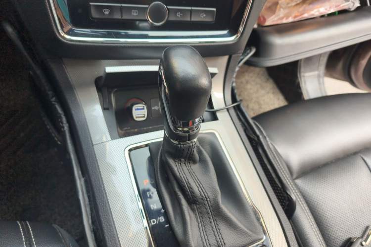 Used Roewe RX5 2016 20T Two-Wheel Drive Automatic Internet Smart Edition Gear Lever