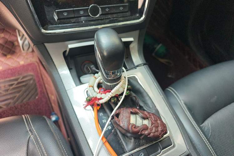 Used Roewe RX5 2016 20T Two-Wheel Drive Automatic Internet Smart Edition Gear Lever