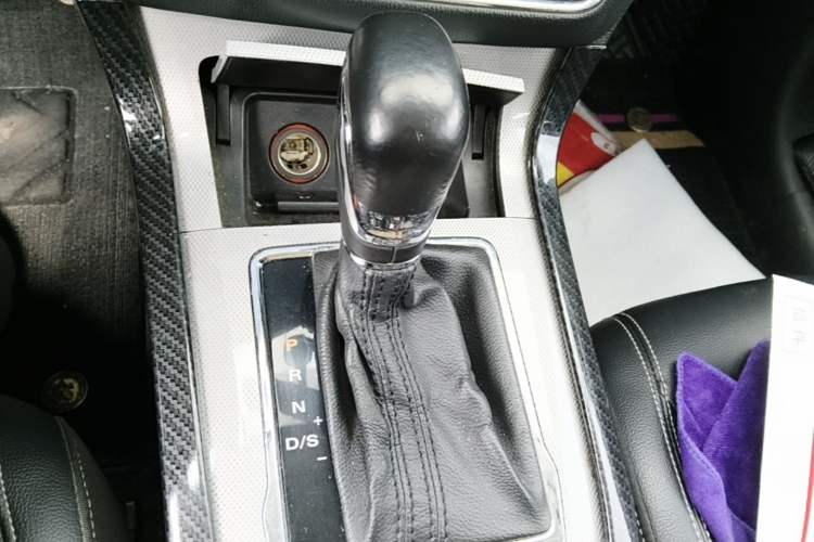 Used Roewe RX5 2016 20T Two-Wheel Drive Automatic Internet Smart Edition Gear Lever