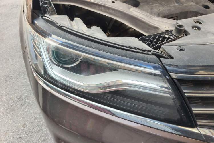 Used Roewe RX5 2016 20T Two-Wheel Drive Automatic Internet Smart Edition Right Front Headlight
