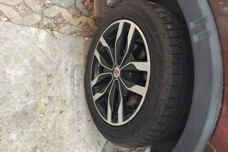 Used Roewe RX5 2016 20T Two-Wheel Drive Automatic Internet Smart Edition Right Front Wheel Hub