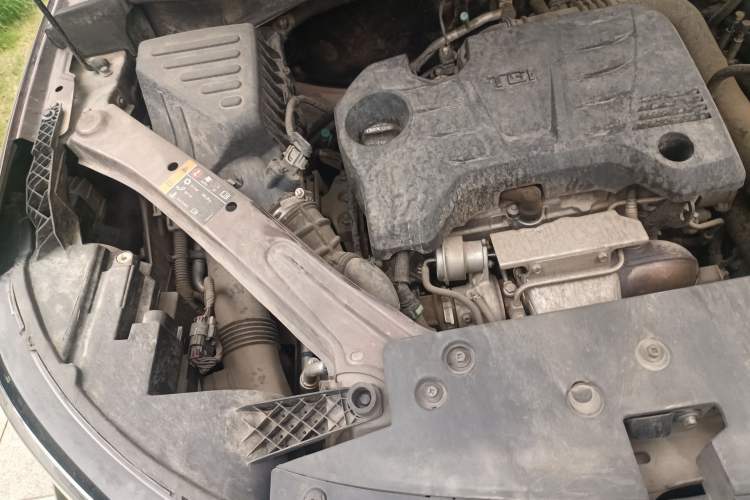 Used Roewe RX5 2016 20T Two-Wheel Drive Automatic Internet Smart Edition Engine Bay Right