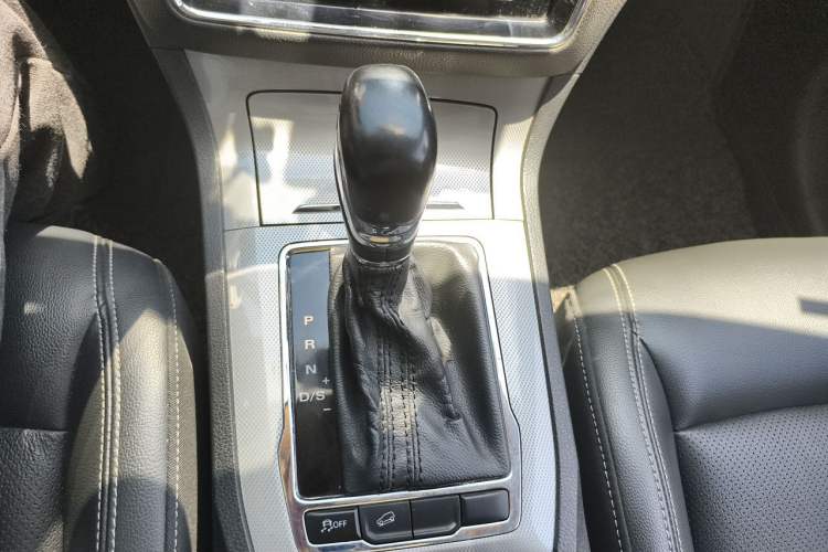 Used Roewe RX5 2016 20T Two-Wheel Drive Automatic Internet Smart Edition Gear Lever