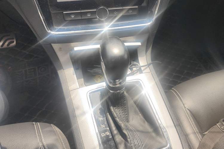 Used Roewe RX5 2016 20T Two-Wheel Drive Automatic Internet Smart Edition Gear Lever