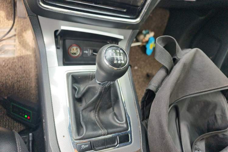 Used Roewe RX5 2016 20T Two-Wheel Drive Manual Flagship Edition Gear Lever