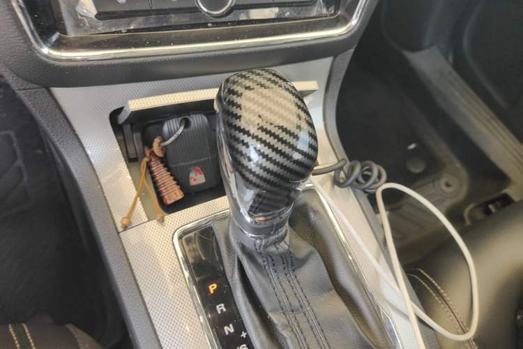 Used Roewe RX5 2016 20T Two-Wheel Drive Automatic Internet Smart Edition Gear Lever