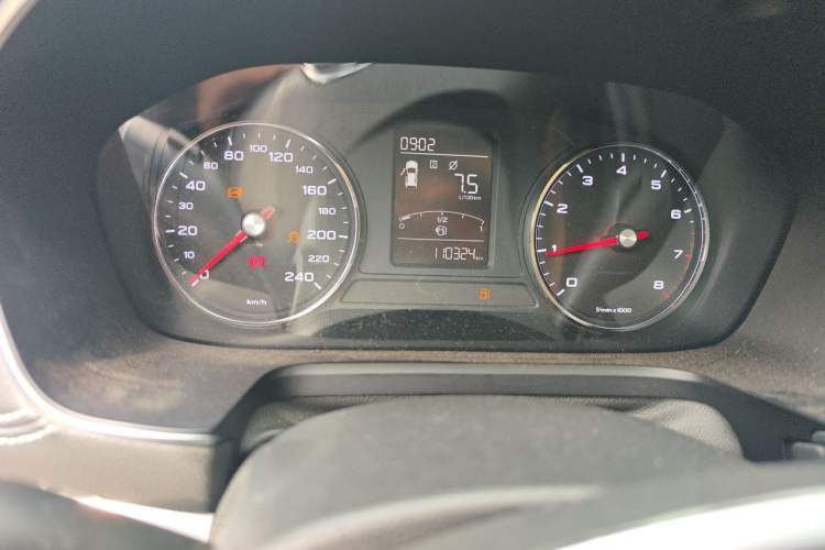 Used Roewe RX5 2016 20T Two-Wheel Drive Manual Flagship Edition Odometer Close Up
