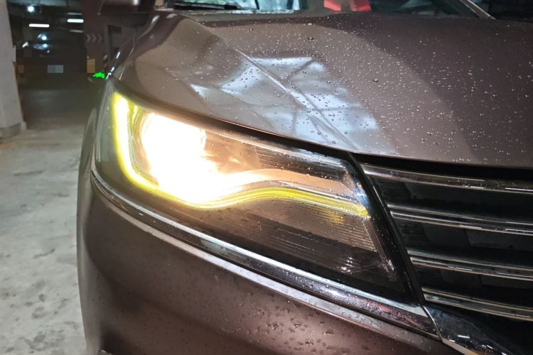 Used Roewe RX5 2016 20T Two-Wheel Drive Automatic Internet Smart Edition Right Front Headlight