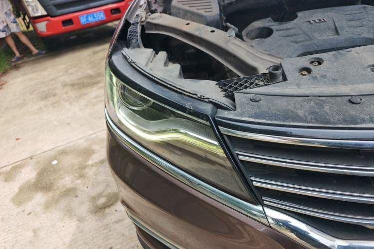 Used Roewe RX5 2016 20T Two-Wheel Drive Manual Flagship Edition Right Front Headlight