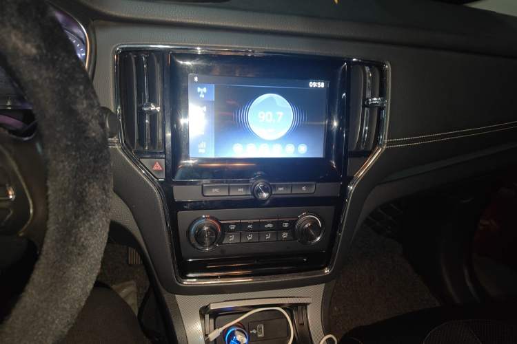 Used Roewe RX5 2016 20T Two-Wheel Drive Manual Flagship Edition Audio And AC Panel