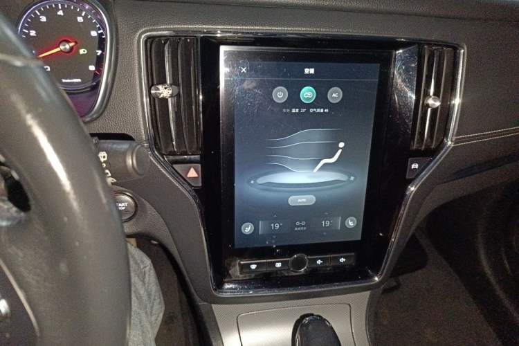 Used Roewe RX5 2016 20T Two-Wheel Drive Automatic Internet Smart Edition Audio And AC Panel