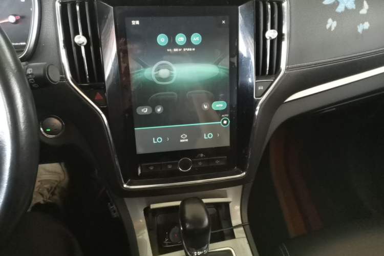 Used Roewe RX5 2016 20T Two-Wheel Drive Automatic Internet Smart Edition Audio And AC Panel