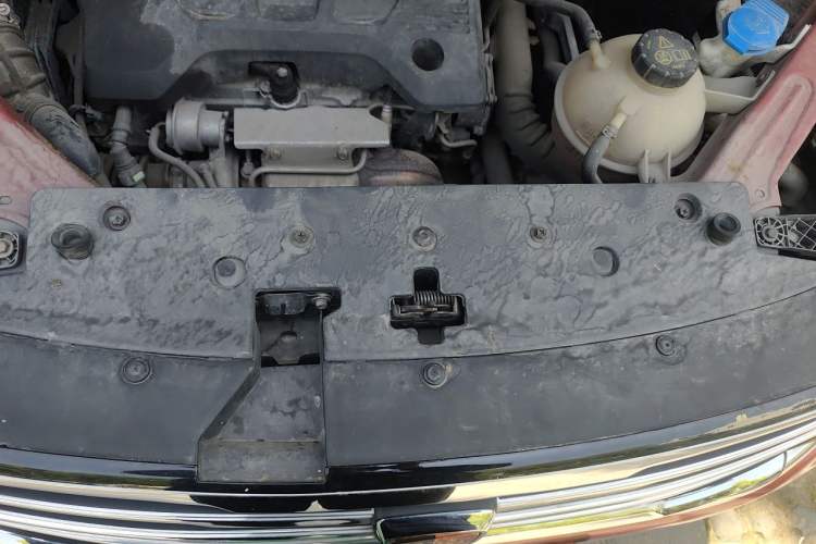 Used Roewe RX5 2016 20T Two-Wheel Drive Automatic Flagship Edition Engine Bay