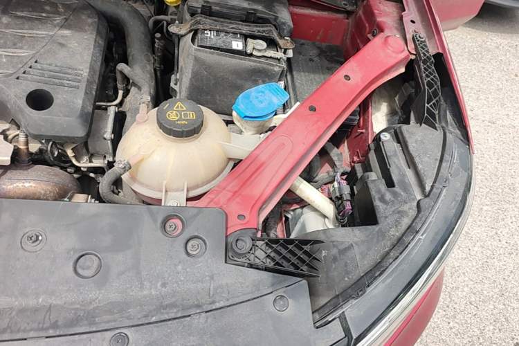 Used Roewe RX5 2016 20T Two-Wheel Drive Automatic Flagship Edition Engine Bay Left