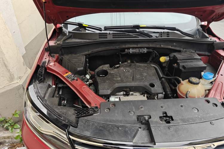 Used Roewe RX5 2016 20T Two-Wheel Drive Automatic Internet Smart Edition Engine Bay Right