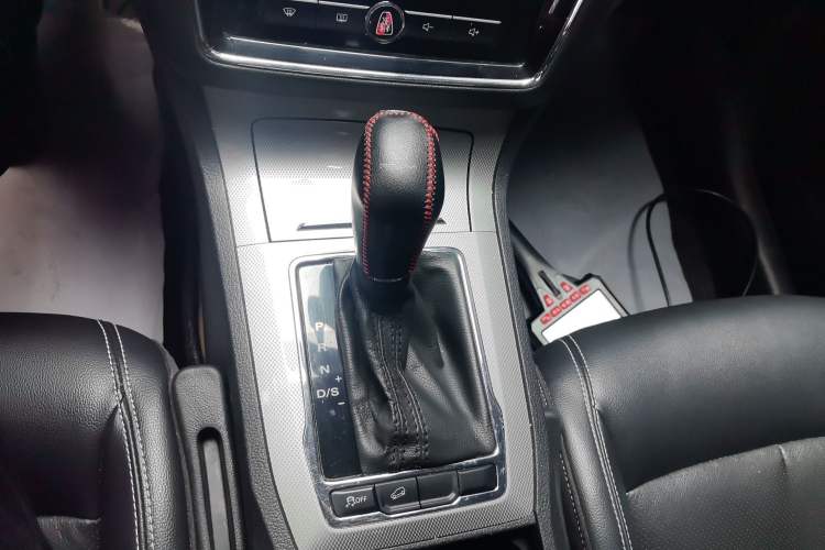 Used Roewe RX5 2016 20T Two-Wheel Drive Automatic Internet Smart Edition Gear Lever