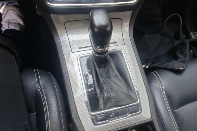 Used Roewe RX5 2016 20T Two-Wheel Drive Automatic Internet Smart Edition Gear Lever
