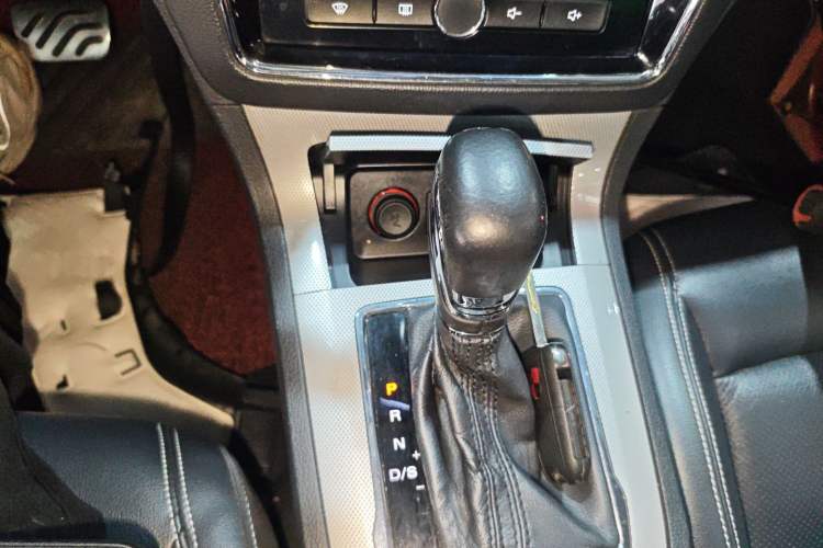 Used Roewe RX5 2016 20T Two-Wheel Drive Automatic Internet Smart Edition Gear Lever