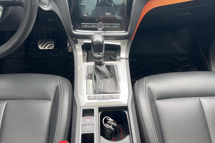 Used Roewe RX5 2016 20T Two-Wheel Drive Automatic Internet Smart Edition Gear Lever