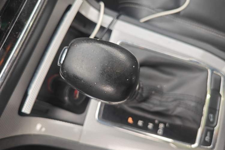 Used Roewe RX5 2016 20T Two-Wheel Drive Automatic Internet Smart Edition Gear Lever