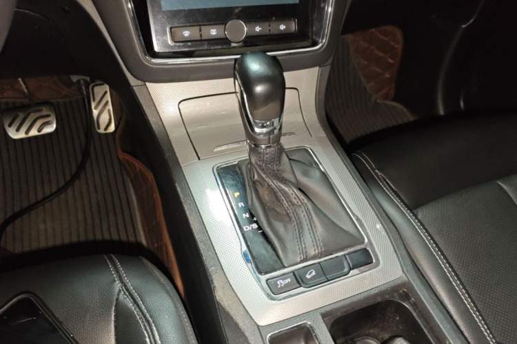 Used Roewe RX5 2016 20T Two-Wheel Drive Automatic Internet Smart Edition Gear Lever