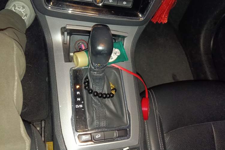 Used Roewe RX5 2016 20T Two-Wheel Drive Automatic Internet Smart Edition Gear Lever