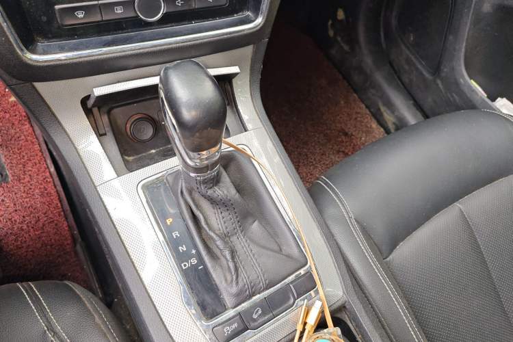 Used Roewe RX5 2016 20T Two-Wheel Drive Automatic Internet Smart Edition Gear Lever