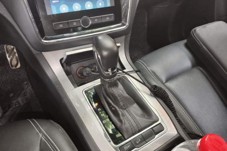 Used Roewe RX5 2016 20T Two-Wheel Drive Automatic Internet Smart Edition Gear Lever