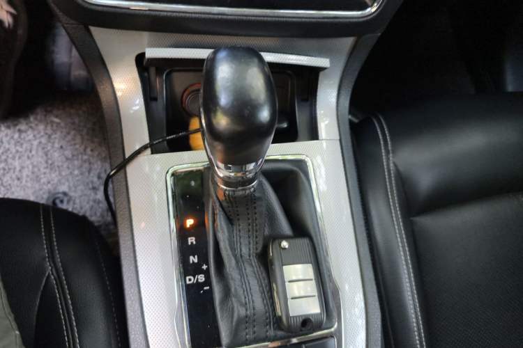Used Roewe RX5 2016 20T Two-Wheel Drive Automatic Internet Smart Edition Gear Lever