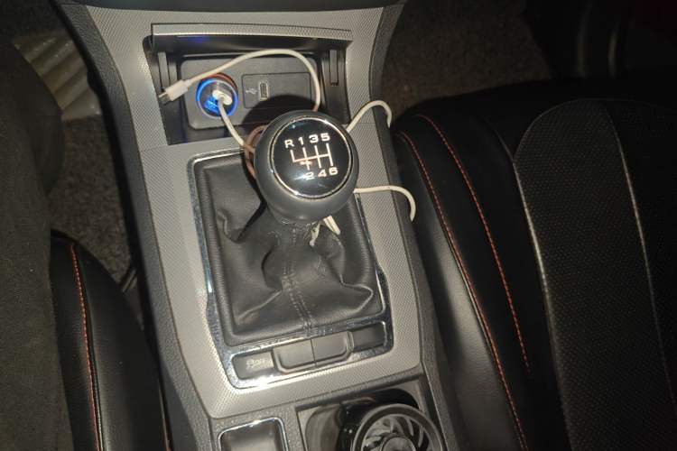 Used Roewe RX5 2016 20T Two-Wheel Drive Manual Flagship Edition Gear Lever