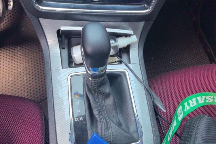 Used Roewe RX5 2016 20T Two-Wheel Drive Automatic Internet Smart Edition Gear Lever