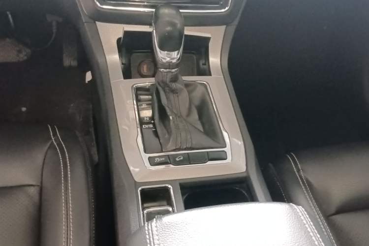 Used Roewe RX5 2016 20T Two-Wheel Drive Automatic Flagship Edition Gear Lever