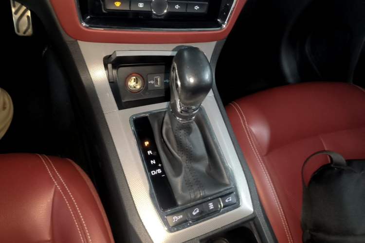 Used Roewe RX5 2016 30T Four-Wheel Drive Automatic Internet Smart Luxury Edition Gear Lever