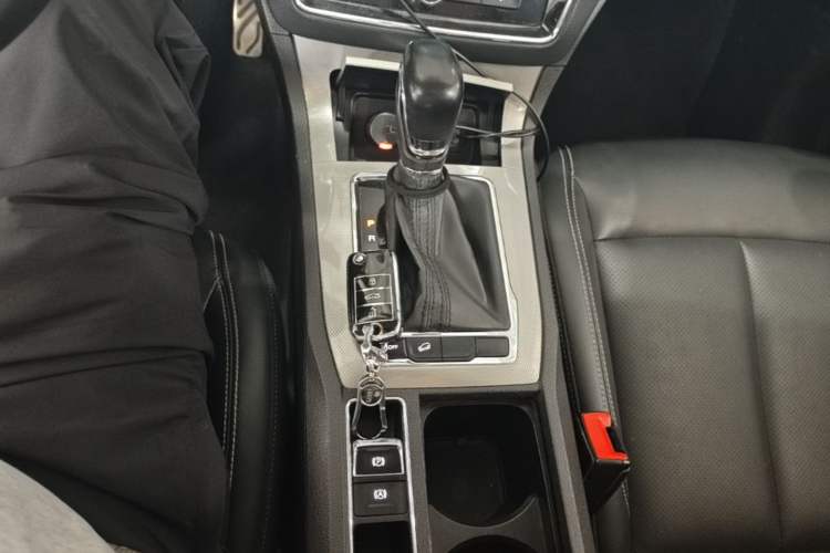 Used Roewe RX5 2016 20T Two-Wheel Drive Automatic Internet Smart Edition Gear Lever