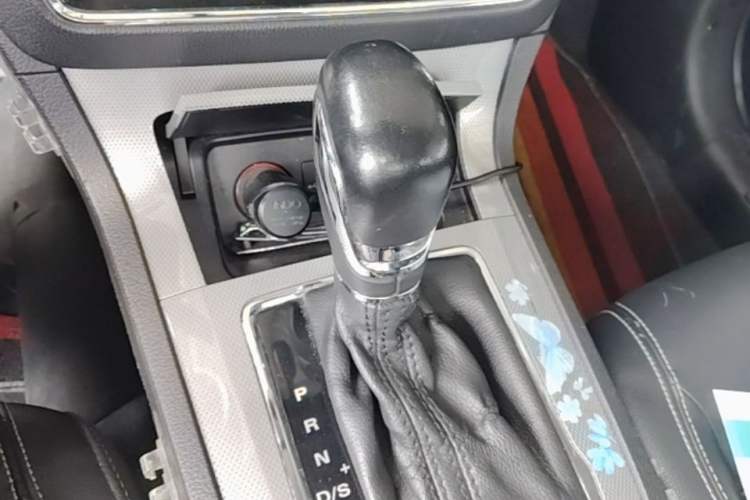 Used Roewe RX5 2016 20T Two-Wheel Drive Automatic Internet Smart Edition Gear Lever