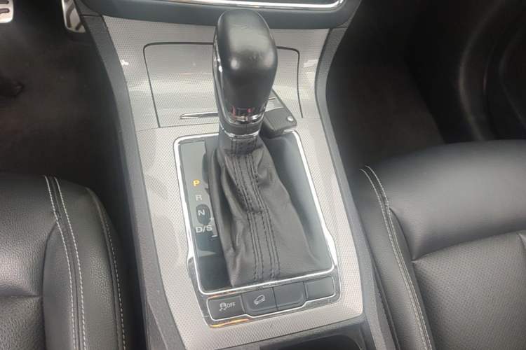 Used Roewe RX5 2016 20T Two-Wheel Drive Automatic Internet Smart Edition Gear Lever