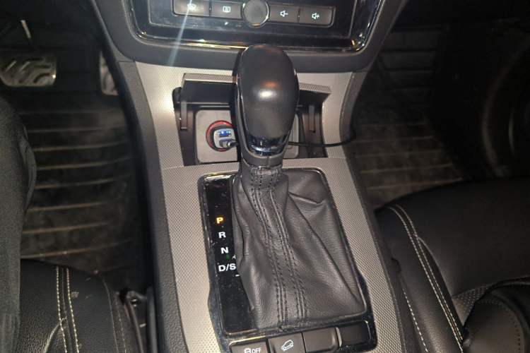 Used Roewe RX5 2016 20T Two-Wheel Drive Automatic Internet Smart Edition Gear Lever