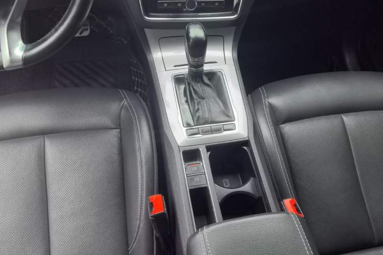 Used Roewe RX5 2016 20T Two-Wheel Drive Automatic Internet Smart Edition Gear Lever