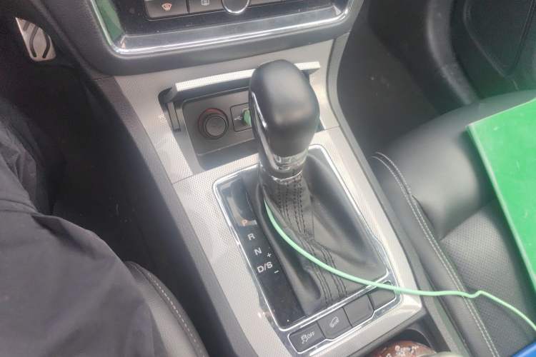 Used Roewe RX5 2016 20T Two-Wheel Drive Automatic Internet Smart Edition Gear Lever