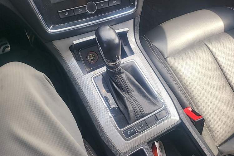 Used Roewe RX5 2016 20T Two-Wheel Drive Automatic Internet Smart Edition Gear Lever