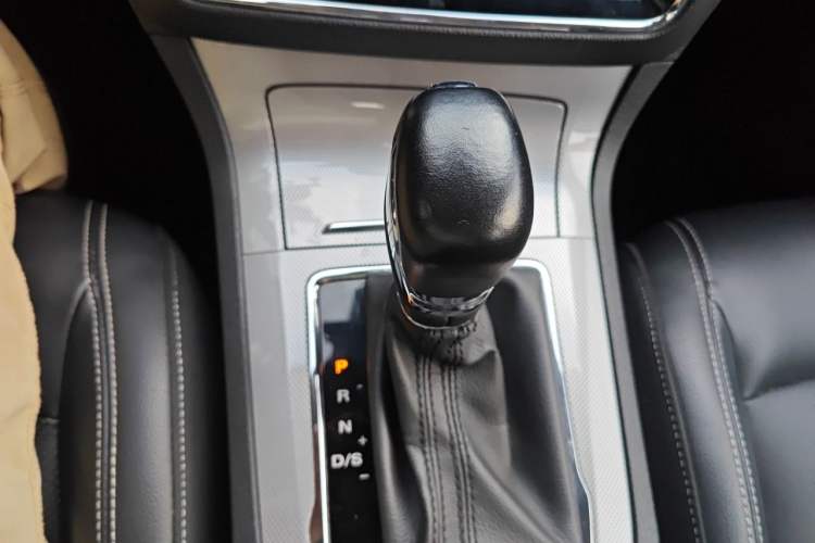 Used Roewe RX5 2016 30T Two-Wheel Drive Automatic Internet Smart Edition Gear Lever