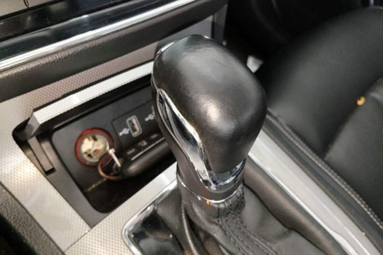 Used Roewe RX5 2016 20T Two-Wheel Drive Automatic Internet Smart Edition Gear Lever