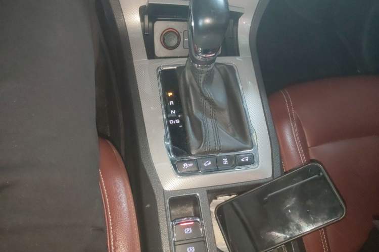Used Roewe RX5 2016 30T Four-Wheel Drive Automatic Internet Smart Luxury Edition Gear Lever