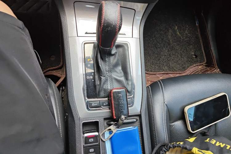 Used Roewe RX5 2016 20T Two-Wheel Drive Automatic Internet Smart Edition Gear Lever