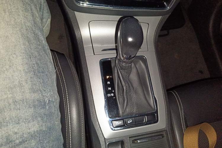 Used Roewe RX5 2016 20T Two-Wheel Drive Automatic Internet Smart Edition Gear Lever