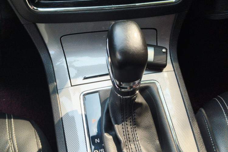 Used Roewe RX5 2016 30T Two-Wheel Drive Automatic Internet Smart Edition Gear Lever
