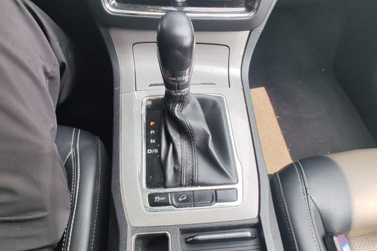Used Roewe RX5 2016 20T Two-Wheel Drive Automatic Internet Smart Edition Gear Lever
