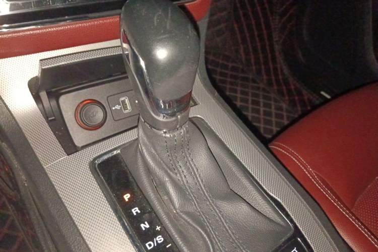 Used Roewe RX5 2016 30T Four-Wheel Drive Automatic Internet Smart Luxury Edition Gear Lever