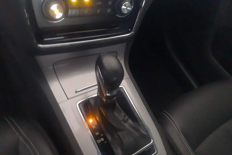 Used Roewe RX5 2016 20T Two-Wheel Drive Automatic Flagship Edition Gear Lever