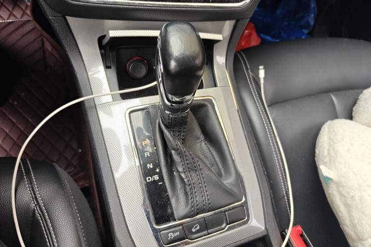 Used Roewe RX5 2016 20T Two-Wheel Drive Automatic Internet Smart Edition Gear Lever
